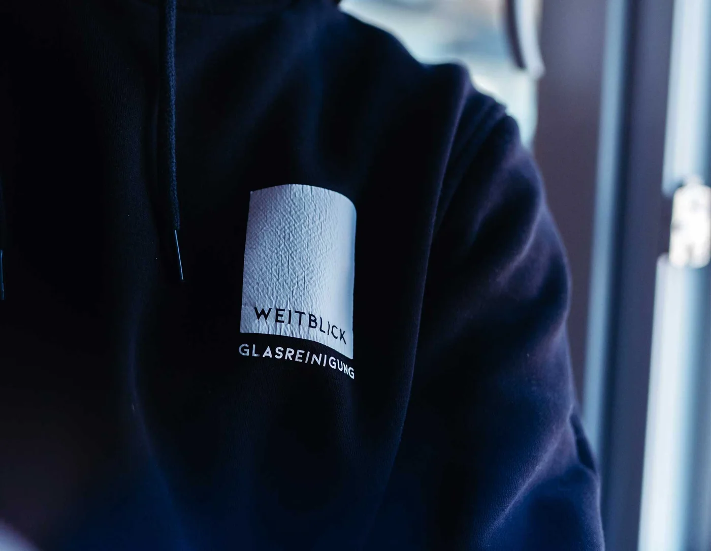 Arbeitskleidung von Weitblick Glasreinigung mit dem aufgestickten Logo